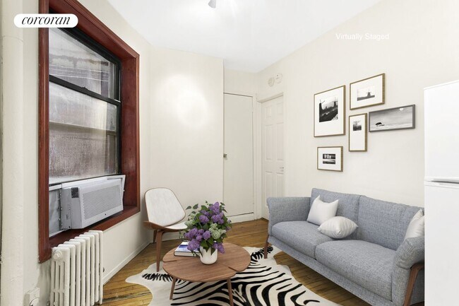 Building Photo - 242 E 10th St Rental