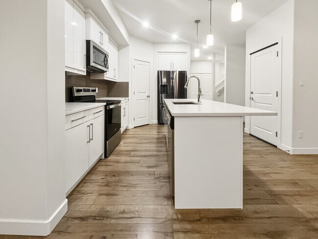 Photo - 7257 Chivers Pl SW