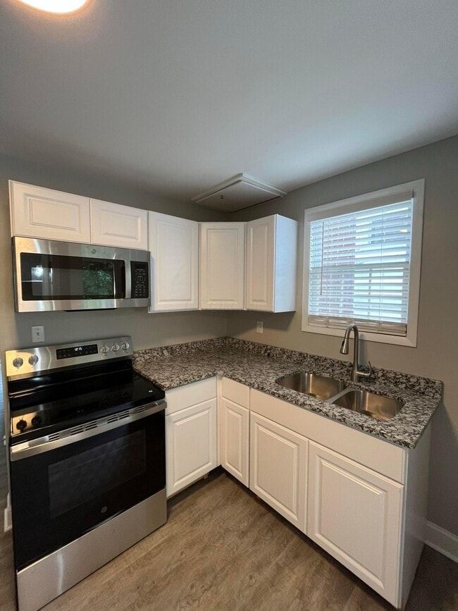 Building Photo - 11 E Kelso Rd