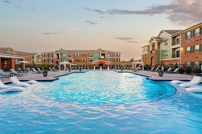 Resort pool w/ jets & bubbles - City Limits Spring Hill