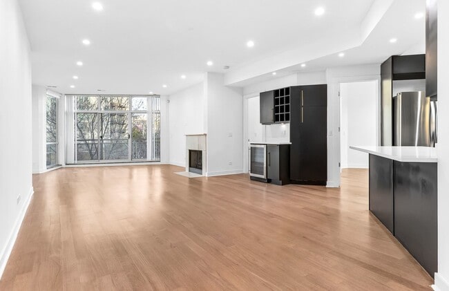 Photo - 914 W Hubbard St Unit 203