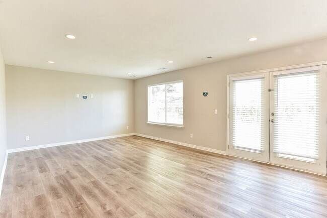 Photo - 874 N Main St
