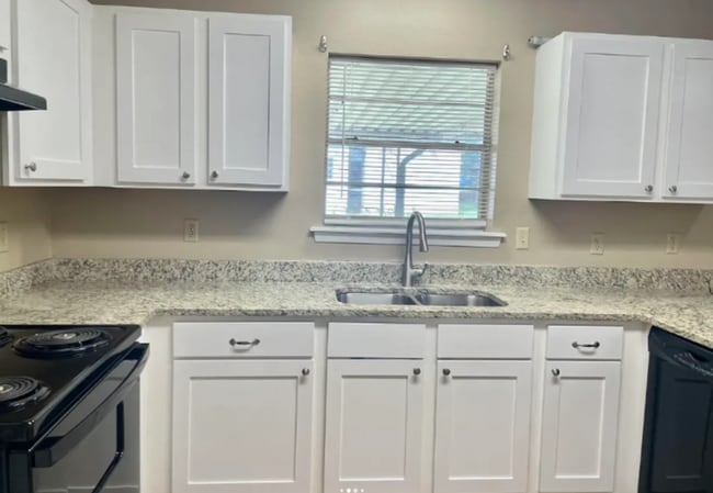 Photo - 101 E Primrose Ln