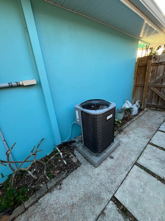 Entrada lateral - 1833 Lombardy Dr Unidad Clearwater Oasis