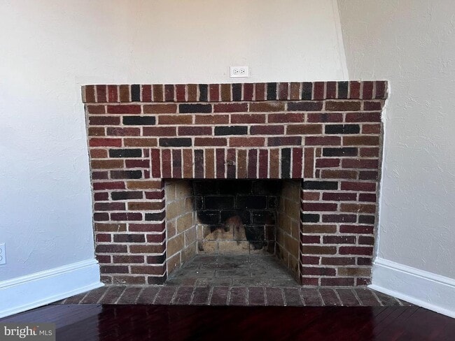 Building Photo - 104 King St Unit 2F FRONT