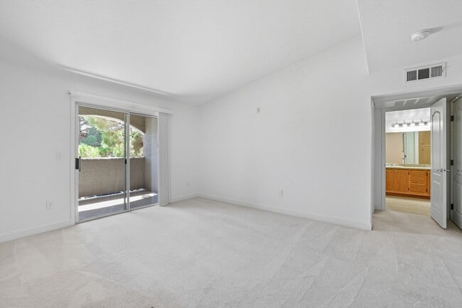 Photo - Beautifully maintained 1-story condo in Re...