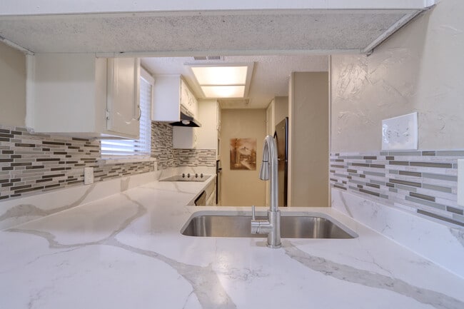 Building Photo - 707 Harbour Town Dr Unit 1