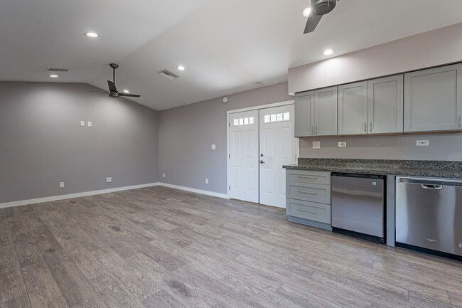 Building Photo - Spacious studio with just what you need! Rental