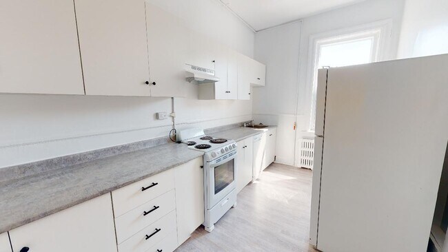 Photo - 260-1/2 Dalhousie Avenue