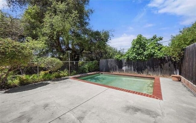 Building Photo - 723 Rainbow Dr