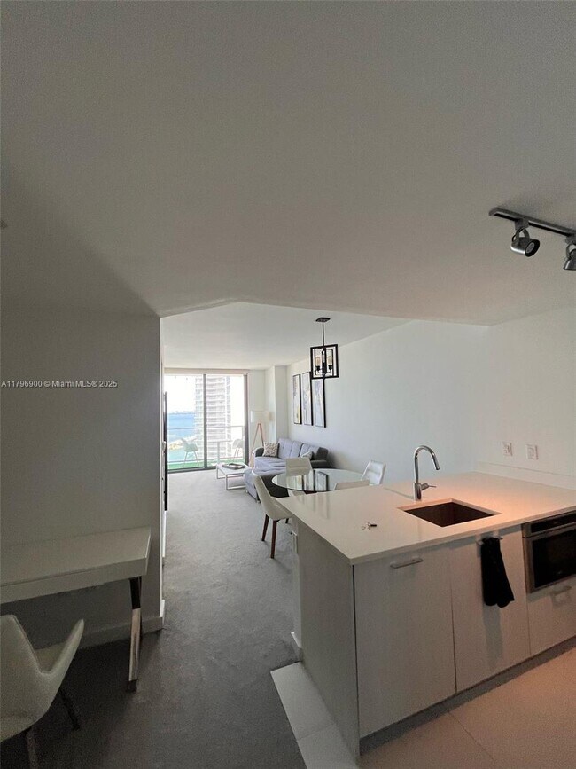 Photo - 501 NE 31st St Unidad 3005