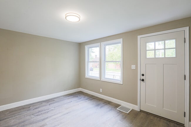 Living Room - 2841 Round Rd