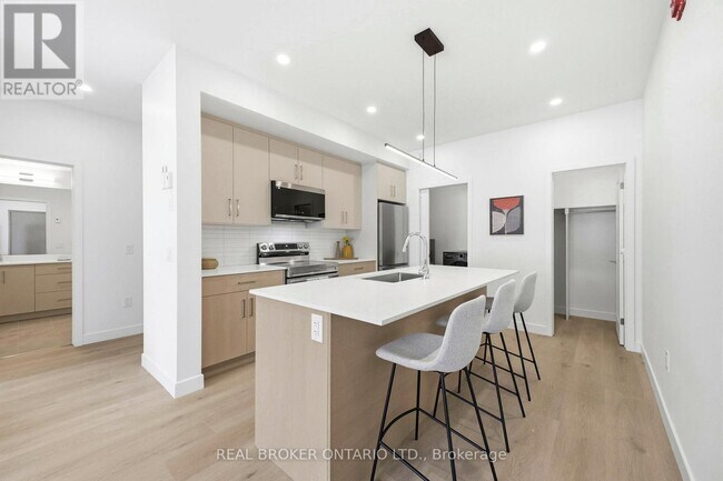 Photo - 184 Woodroffe Ave Unit 5