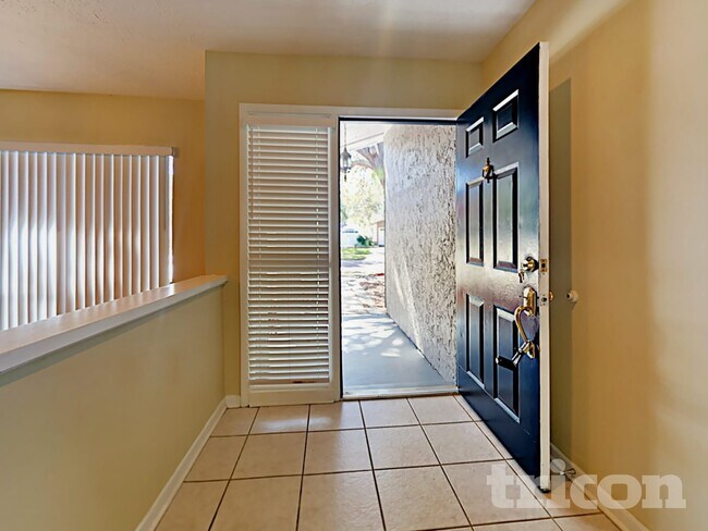 Photo - 610 Oakmoss Dr