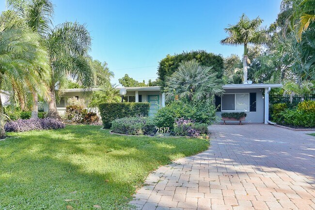 Minutes to Siesta Key, Sleeps 14 - 2517 Trinidad St House