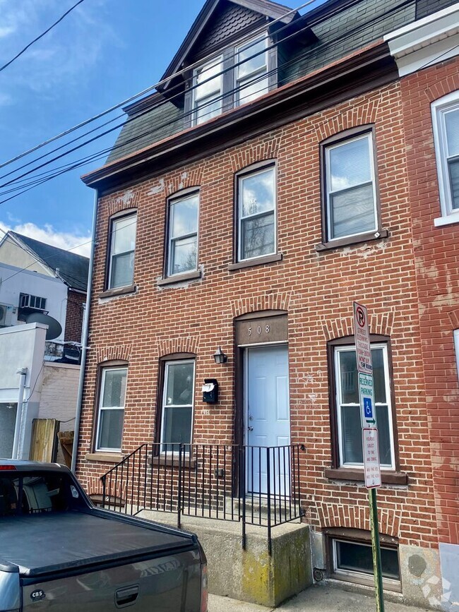 Building Photo - 2 Bedroom - 1 full bath 960 sq. ft. Home