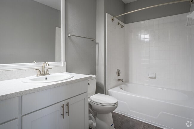 3BR, 2BA - 1299SF - Baño 1