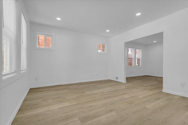 Photo - 2725 Leslie St