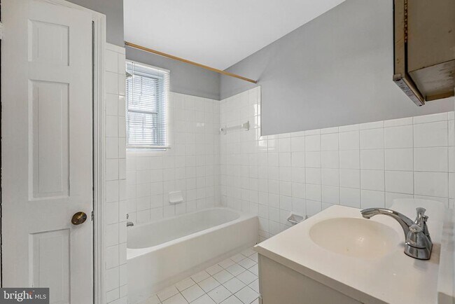 Photo - 1808 W Abingdon Dr Unit 301
