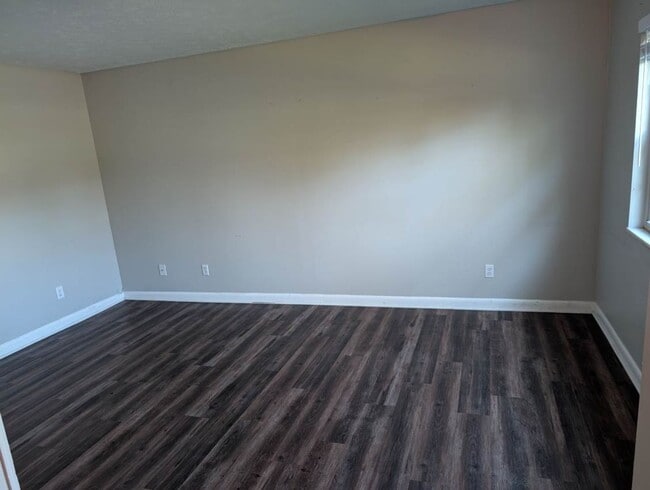 Photo - Spacious 2-Bedroom, 1-Bath Apartment Near Karns – Quiet Living with a Large Yard