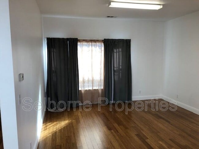 Photo - 939 International Blvd