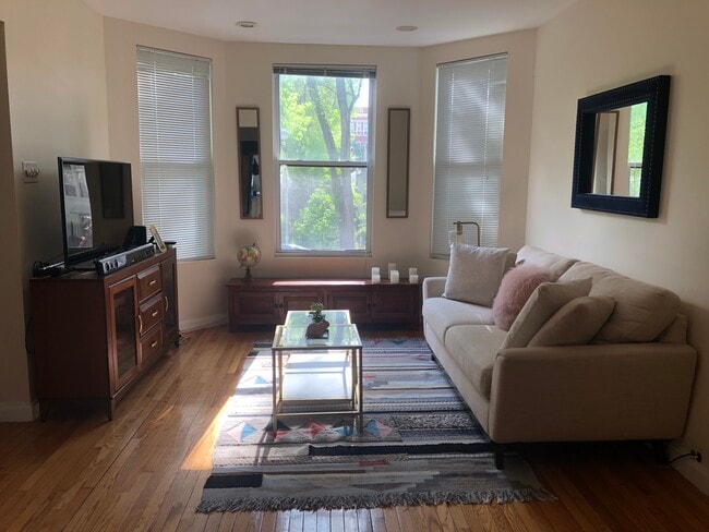 Photo - 3234 N Whipple St Unidad 1st Floor