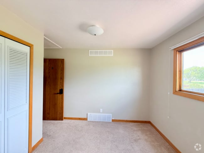 Building Photo - 301 W Mangrum Dr Rental