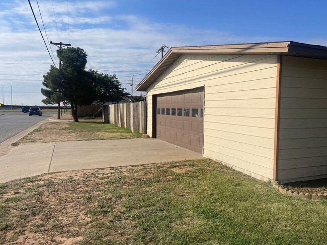 Photo - Move in Special! $200 off First Month! Adorable 2 Bedroom with 2 Car Garage Close to Hospitals an...
