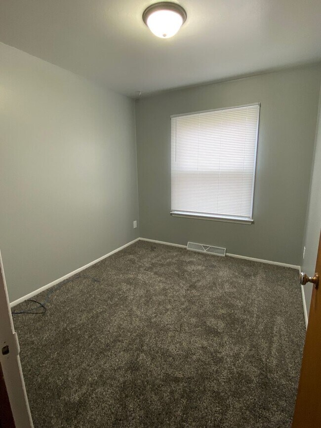 3 Bedroom, 1 Bath with Double Stall Detach... House House Rental in