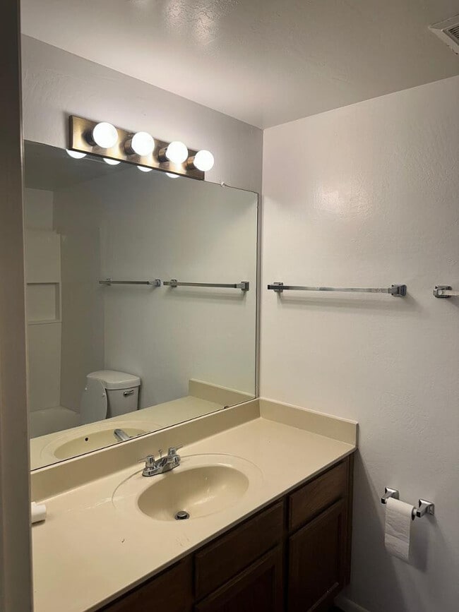 Photo - 930 N Mesa Dr