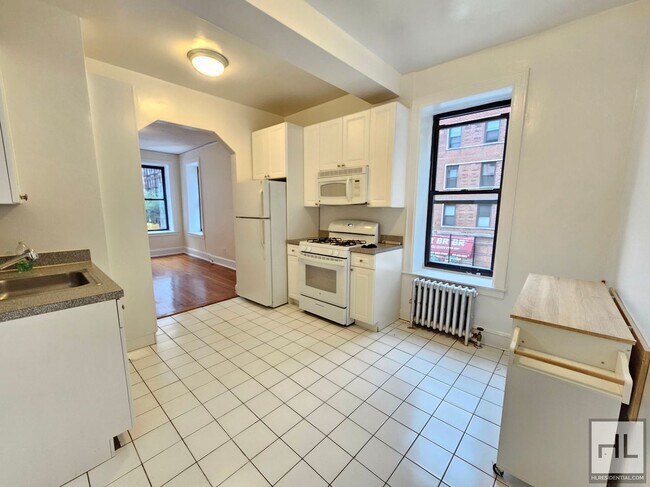 Bright 2-Bedroom Corner Unit in Murray Hil... - Bright 2-Bedroom Corner Apartment Unit in Murray Hil... Unit 2B