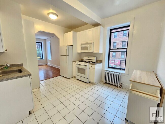 Building Photo - Bright 2-Bedroom Corner Unit 2B Rental