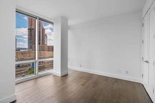 Photo - 519 Borden Ave - 3F