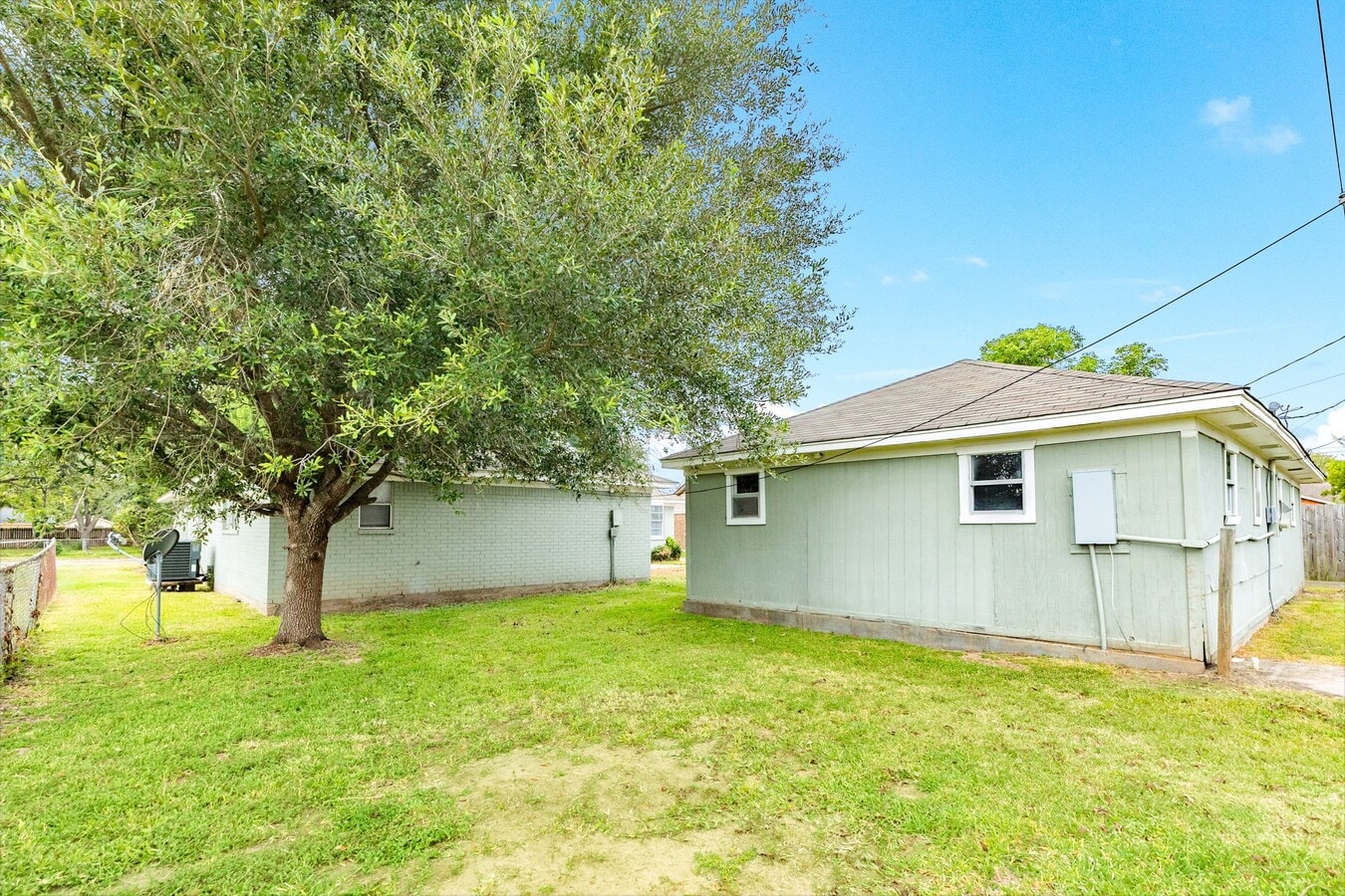 Photo - 103 Honeysuckle St