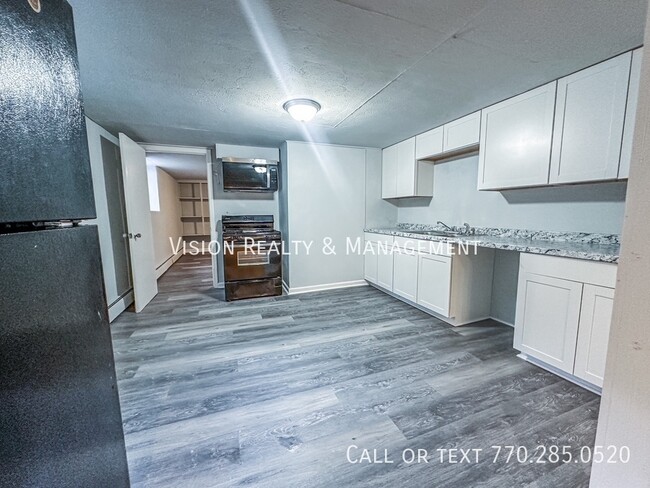 Newly Renovated 3BR 1 BA - Newly Renovated 3BR 1 BA Apartment Unit A