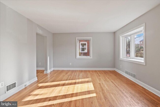 Photo - 6 E Myrtle St