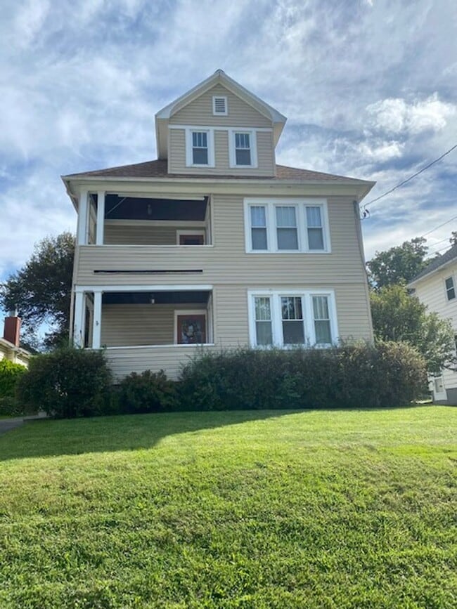 Building Photo - 47 Lincoln Ave Unit Third floor