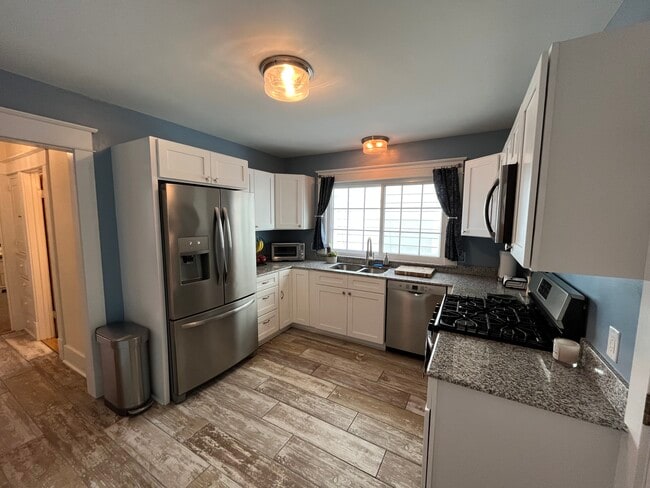 Building Photo - 203 Lovering Ave Unit Lower