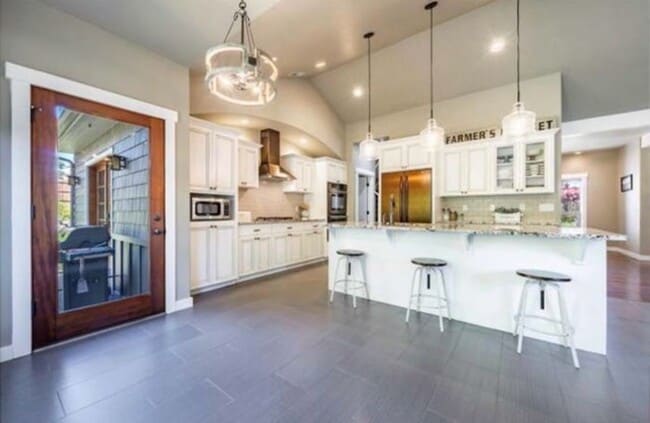 Photo - Luxury home on generous lot in the prestigious hills of East Medford!