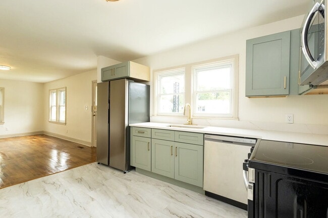 Photo - 825 Henderson Ave