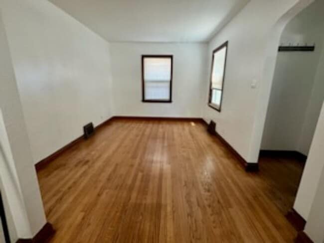 Photo - 715 S 110 St