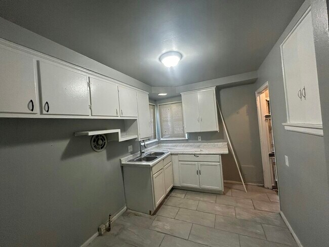 Photo - 9961 Vaughan St