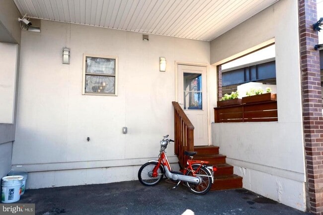 Building Photo - 1100 E Hewson St Rental