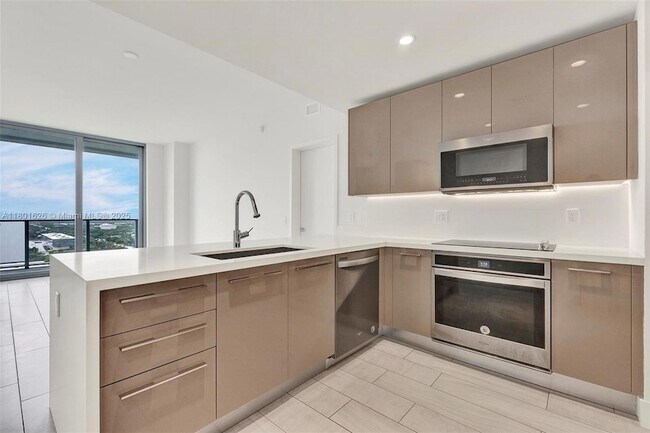 Photo - 2000 Metropica Wy Unit 2307