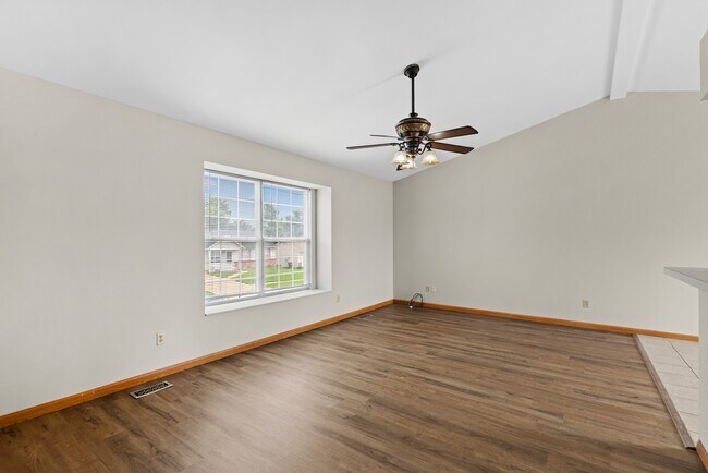 Photo - 708 Tobermory Ct
