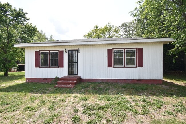 Building Photo - Coming Soon! 3 Bedroom and 1 Bath Home (Pets Considered)