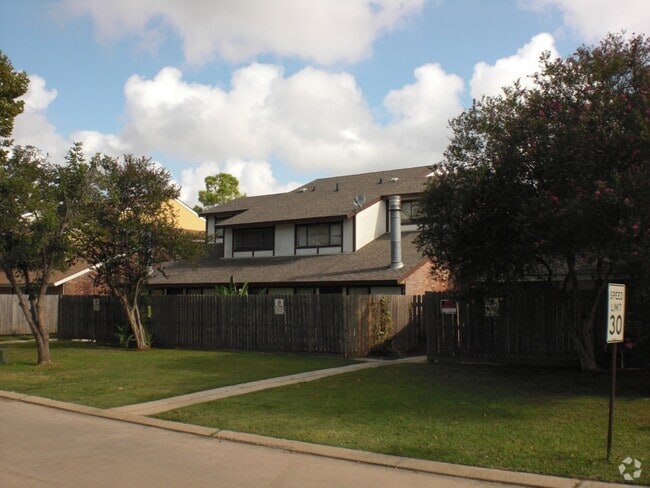 Building Photo - Spacious 3 bedroom 2 Full baths townhouse.