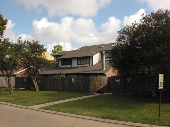 Spacious 3 bedroom 2 Full baths townhouse. - Spacious 3 bedroom 2 Full baths townhouse.