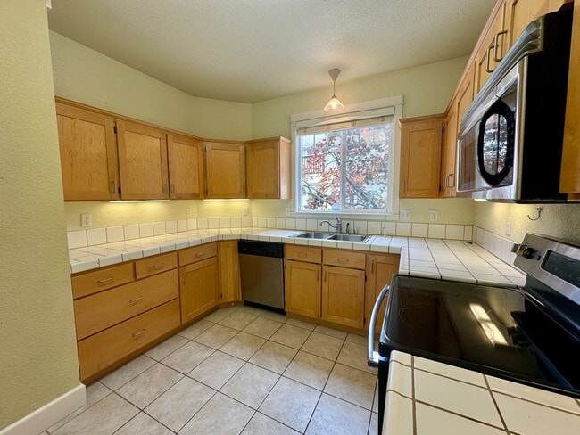 Photo - Spacious and bright 2 bed 2.5 bath Townhouse