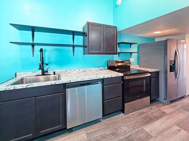 Photo - 731 W 8th Ave